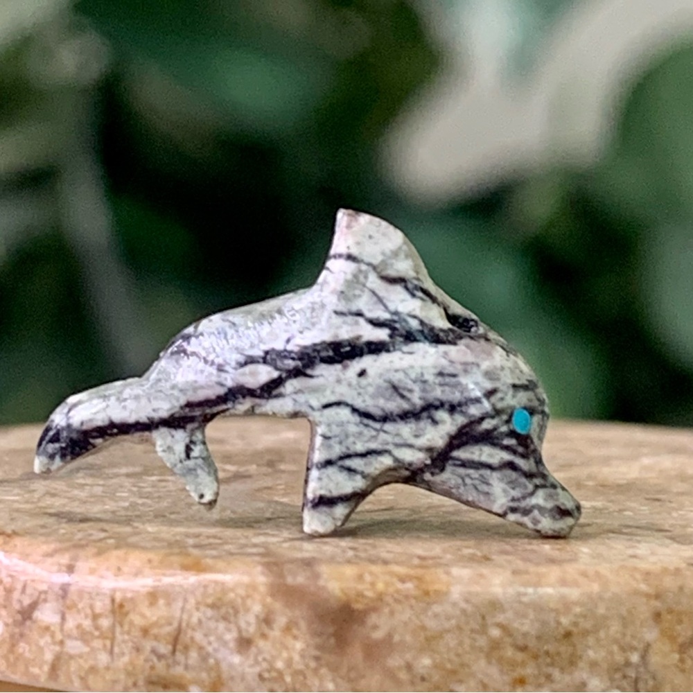 Native American Style Zuni Dolphin Fetish Bead Carved Stone Animal Figurine .8"